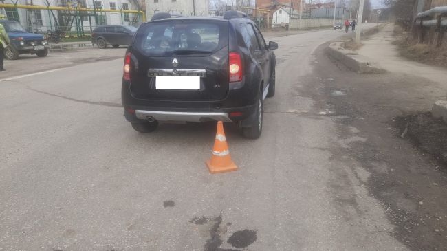 В Ухте на улице Заводская столкнулись скутер и Renault Duster